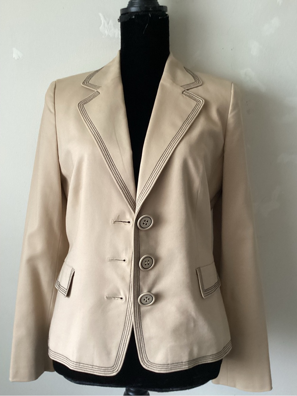 Boutique Essent Classic Beige Women's Blazer Jacket - Tailored Single-Breasted